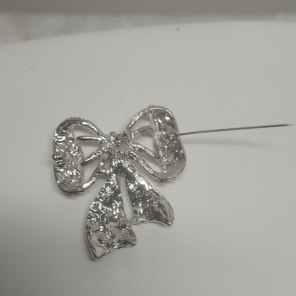 Elegant Silver Bow Brooch - Picture 4 of 5